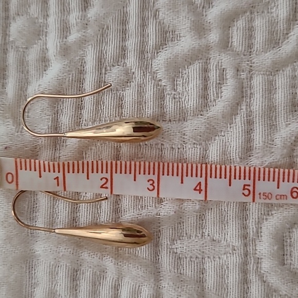 14k yellow gold tear drop earrings. Approximately 3 cm. ( 1.25 inches) long. - Picture 6 of 6
